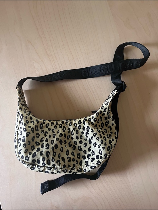 BAGGU Handbags - BAGGU Honey Leopard Print Mini Crescent Bag - Black & Cream EUC